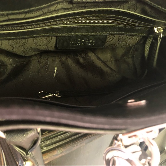 Black purse with silver padlock by Micheal Kors 🖤 - Picture 5 of 7